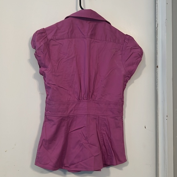 Banana Republic short sleeve button down top for women. Size 4P - Picture 6 of 6